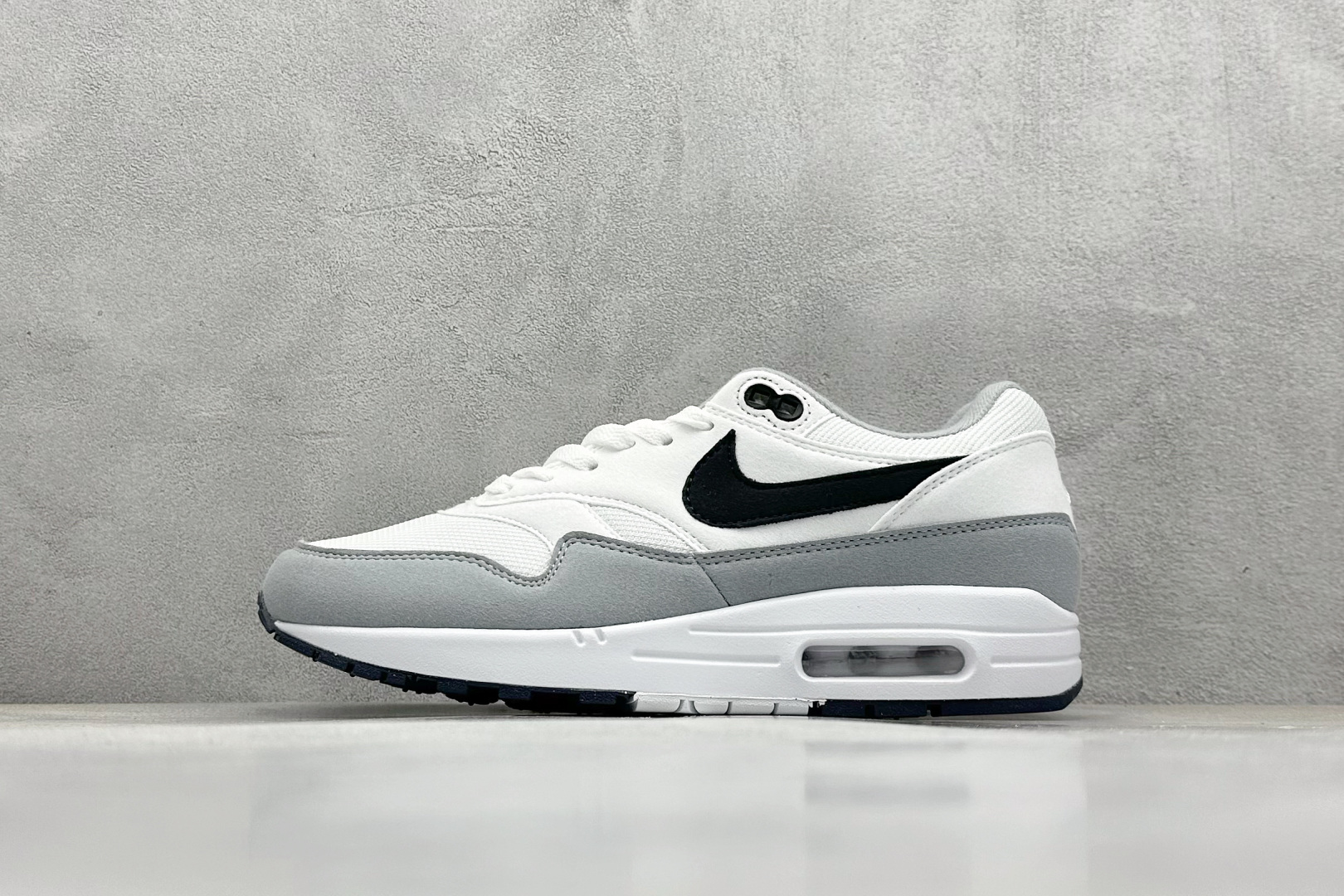  
Nike Air Max 1 耐克半掌气垫复古跑步鞋 

货号：FZ5808-002
尺码：36 