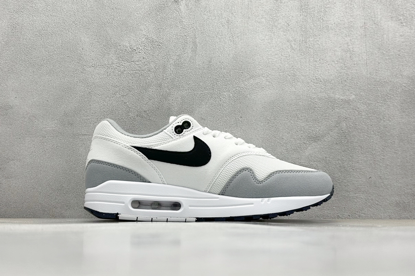  
Nike Air Max 1 耐克半掌气垫复古跑步鞋 

货号：FZ5808-002
尺码：36 