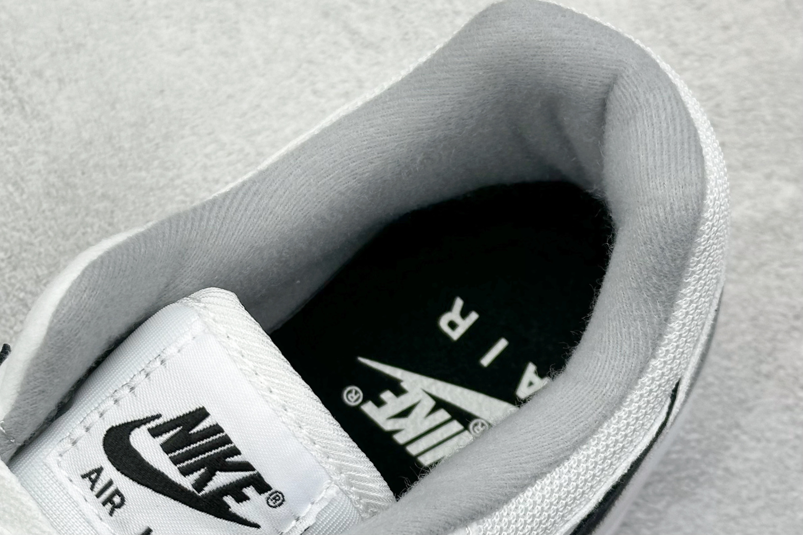  
Nike Air Max 1 耐克半掌气垫复古跑步鞋 

货号：FZ5808-002
尺码：36 