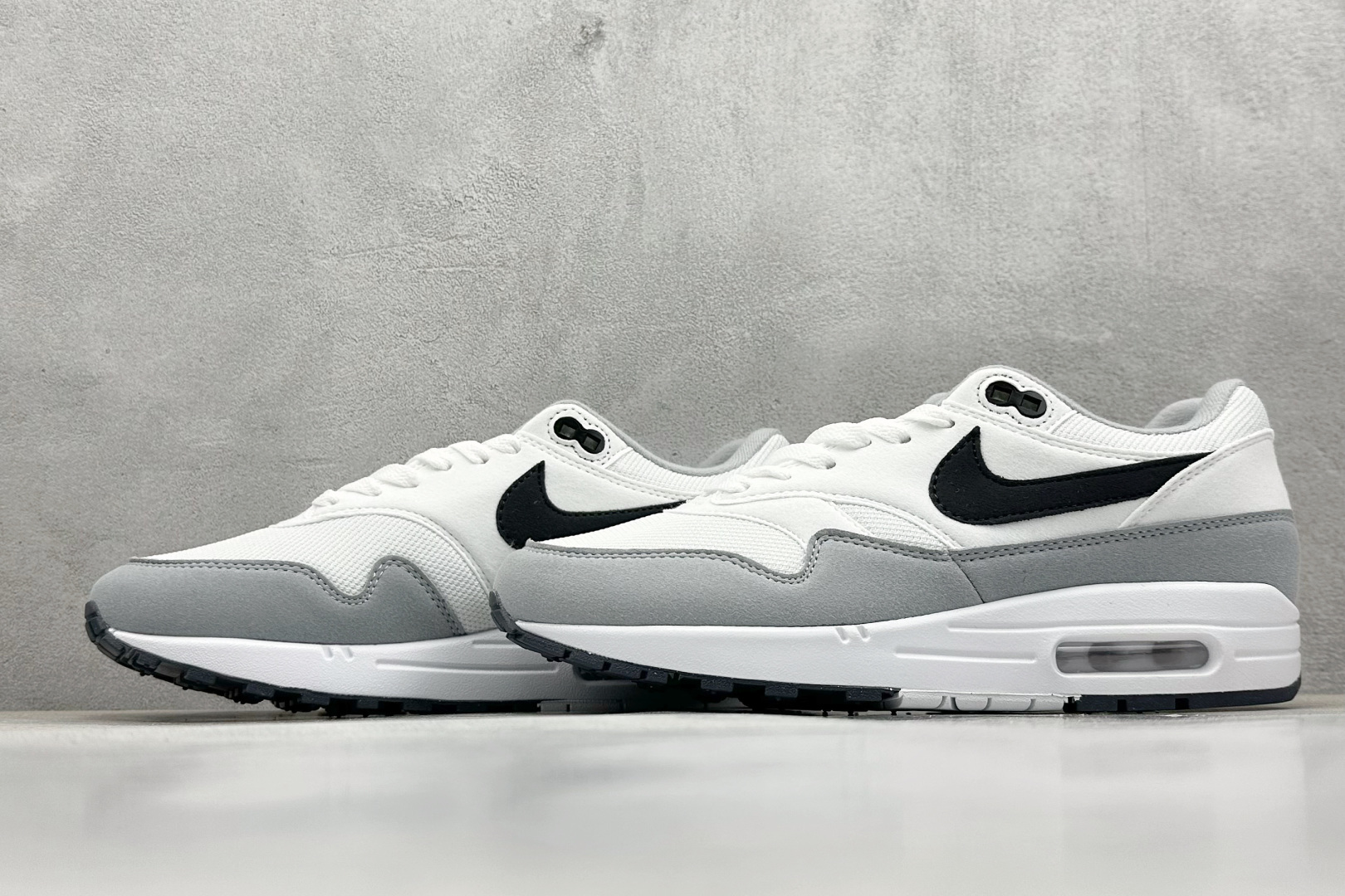  
Nike Air Max 1 耐克半掌气垫复古跑步鞋 

货号：FZ5808-002
尺码：36 