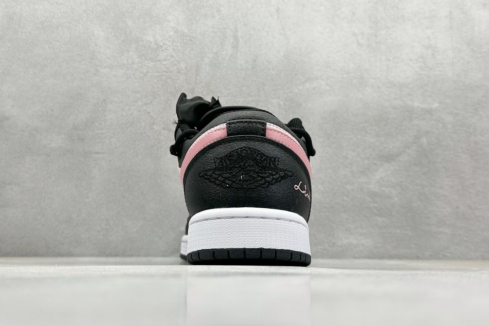  终端放店
FS版 Air Jordan 1 Retro Low 芝芝莓莓 蝴蝶结 黑粉
官方同步新色 