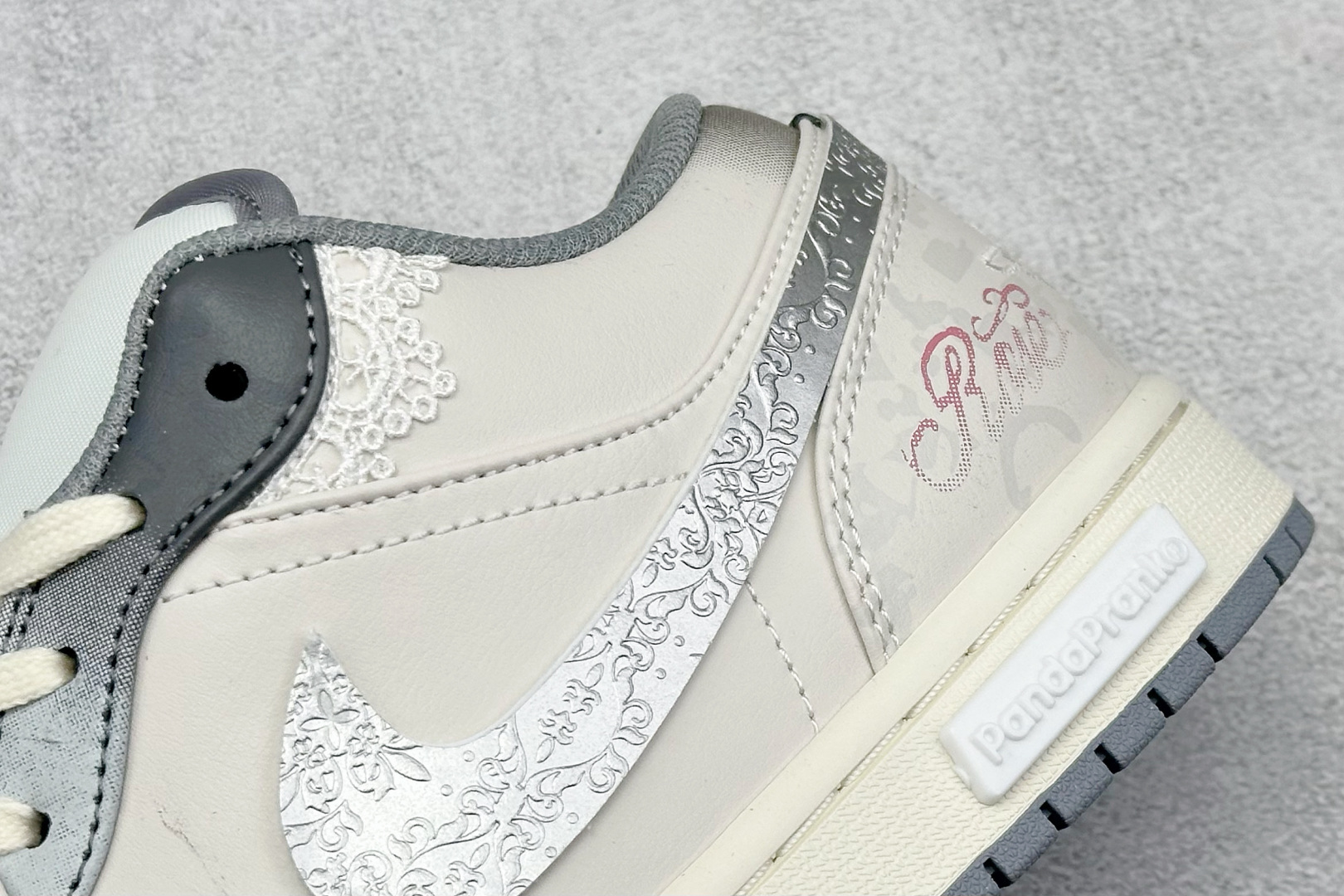  终端放店
FS版 Air Jordan 1 Low 熊猫恶作剧 摩登薇境 格雷系 坚毅之花
官方同步新