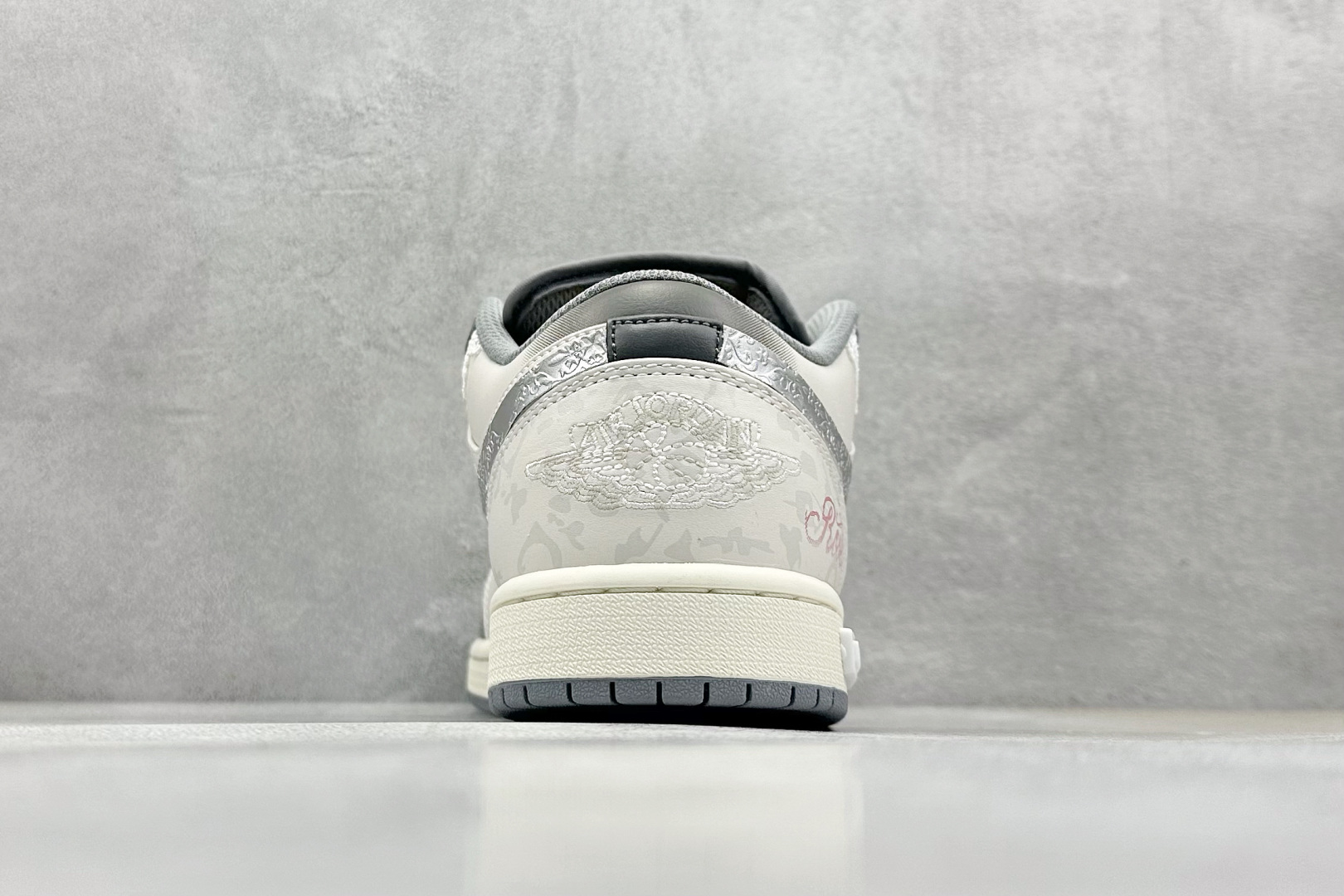  终端放店
FS版 Air Jordan 1 Low 熊猫恶作剧 摩登薇境 格雷系 坚毅之花
官方同步新