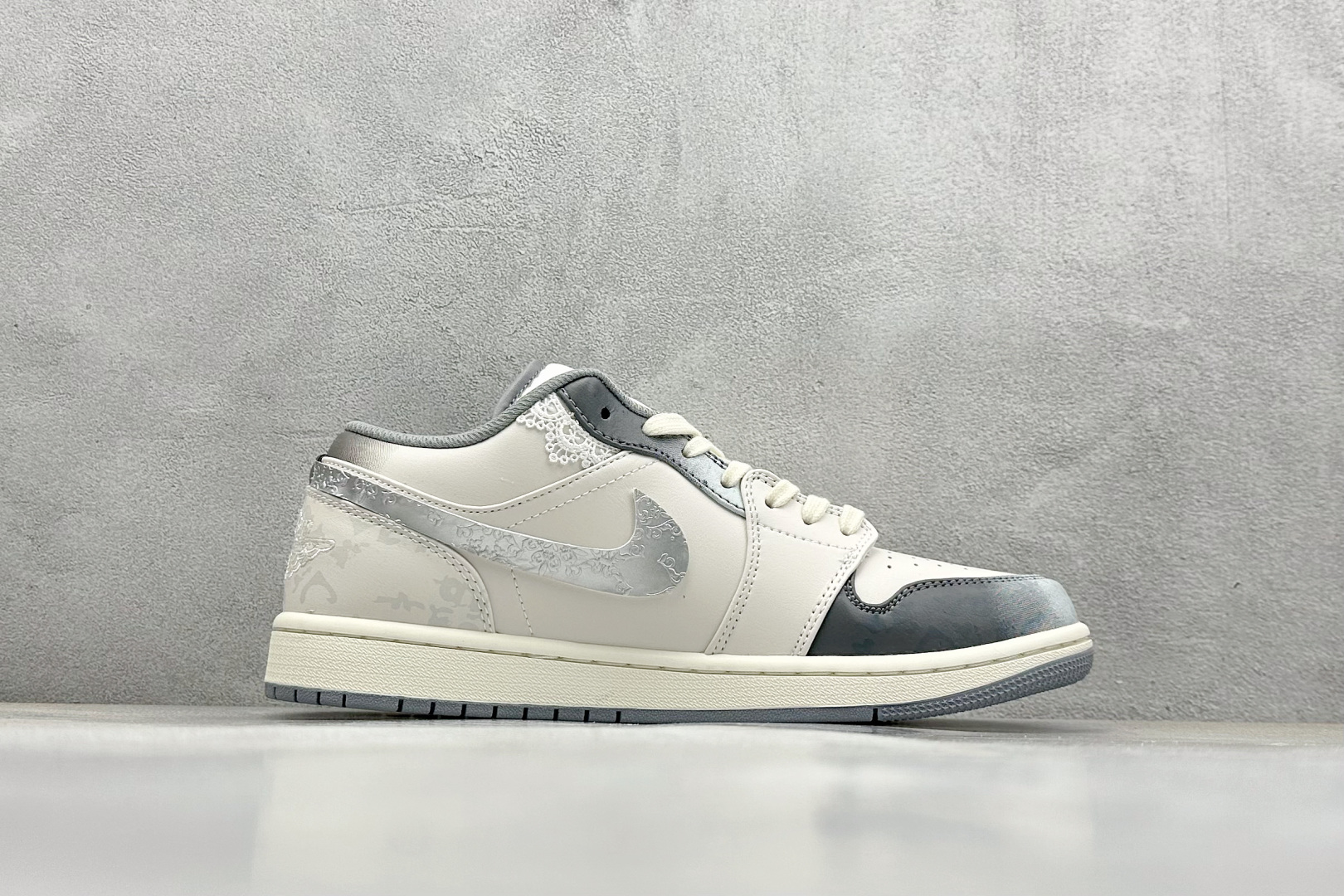  终端放店
FS版 Air Jordan 1 Low 熊猫恶作剧 摩登薇境 格雷系 坚毅之花
官方同步新