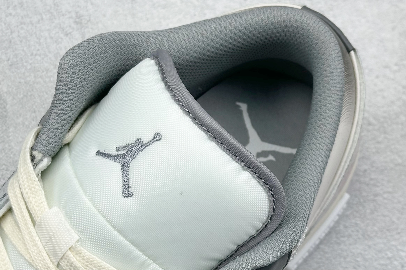  终端放店
FS版 Air Jordan 1 Low 熊猫恶作剧 摩登薇境 格雷系 坚毅之花
官方同步新