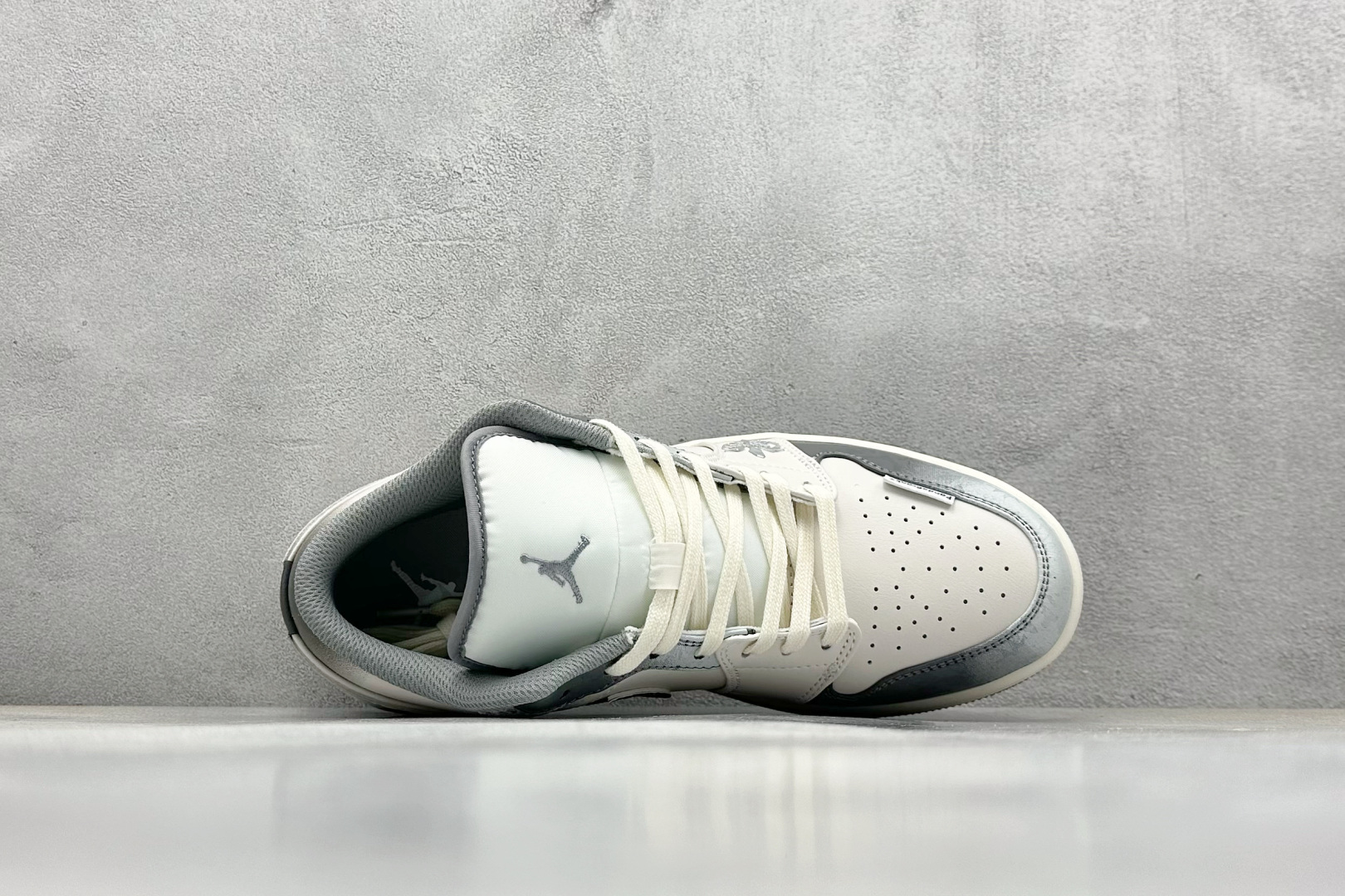  终端放店
FS版 Air Jordan 1 Low 熊猫恶作剧 摩登薇境 格雷系 坚毅之花
官方同步新