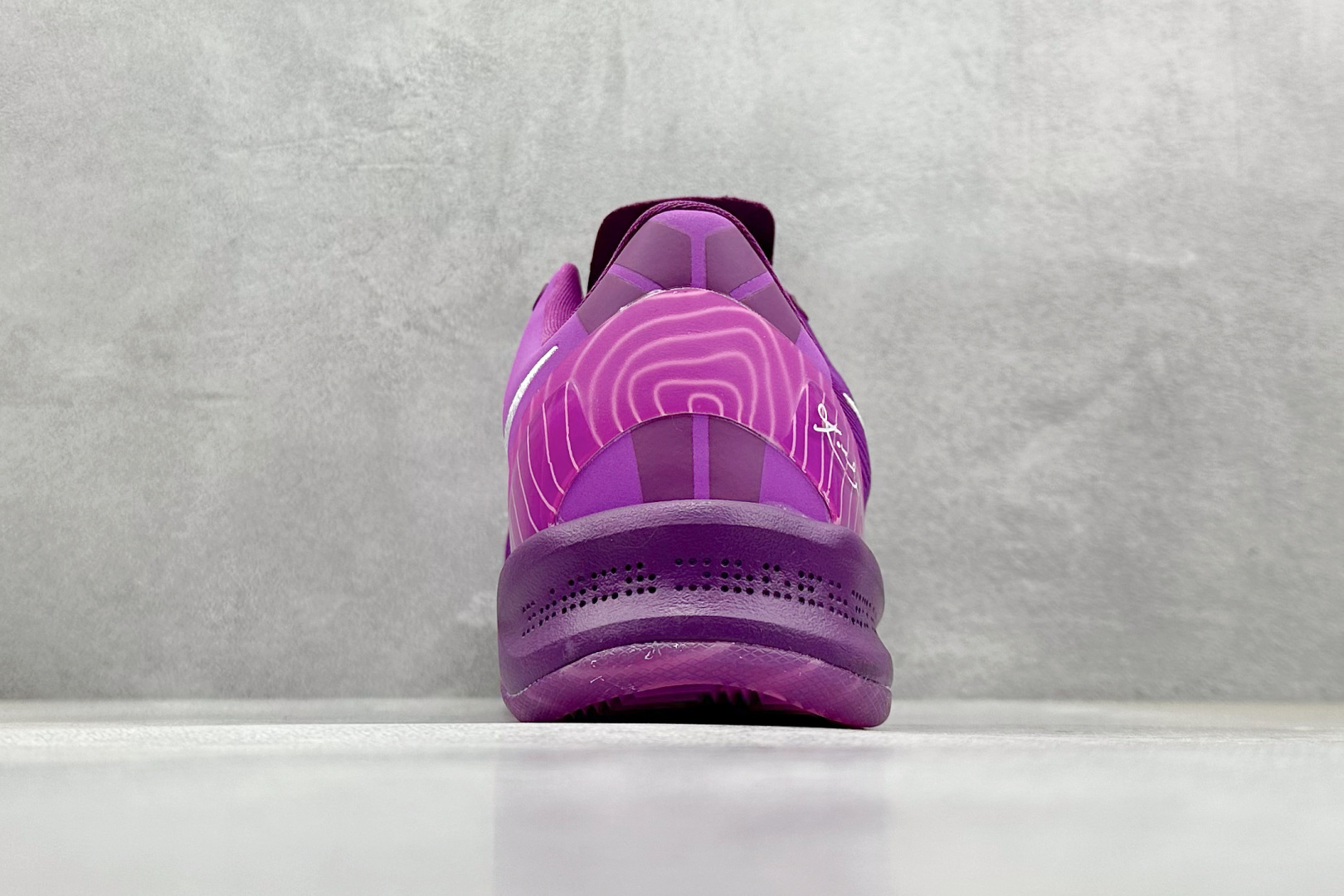 终端放店
GJR版 NIKE KOBE 8 PROTRO 科比八代
内置元年缓震气垫 原装碳板加持