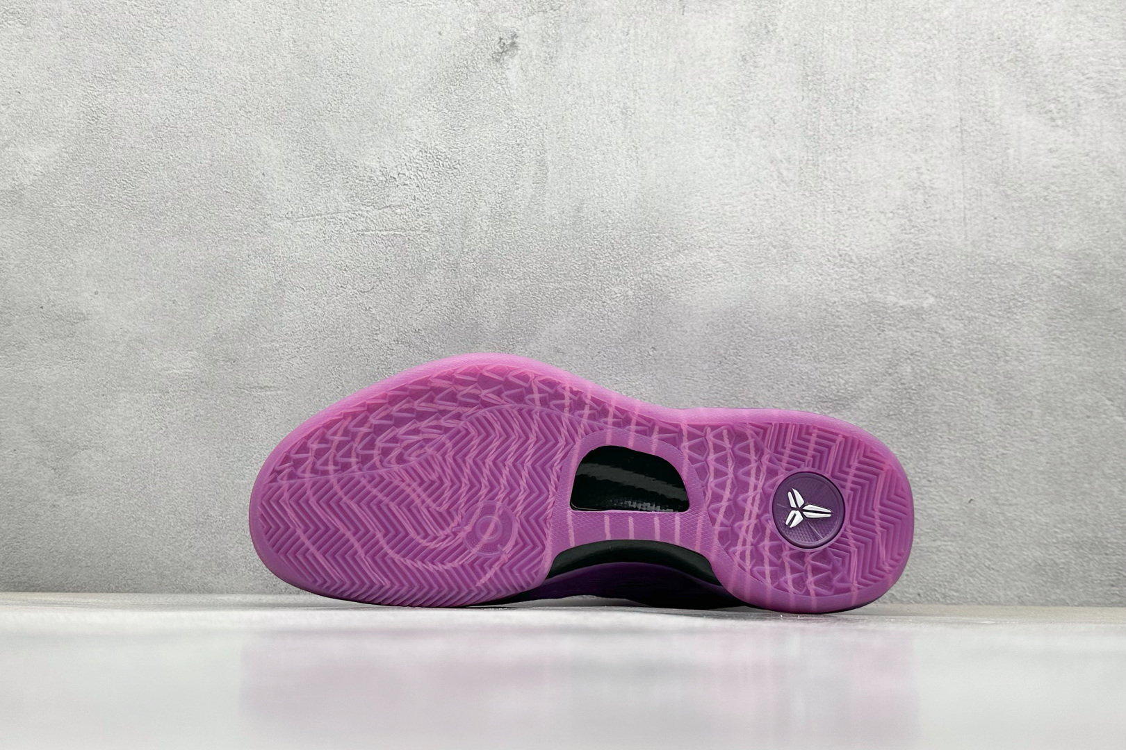 终端放店
GJR版 NIKE KOBE 8 PROTRO 科比八代
内置元年缓震气垫 原装碳板加持