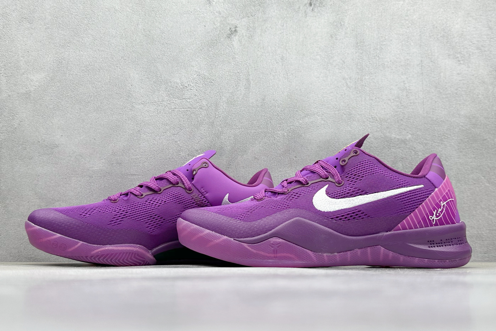 终端放店
GJR版 NIKE KOBE 8 PROTRO 科比八代
内置元年缓震气垫 原装碳板加持