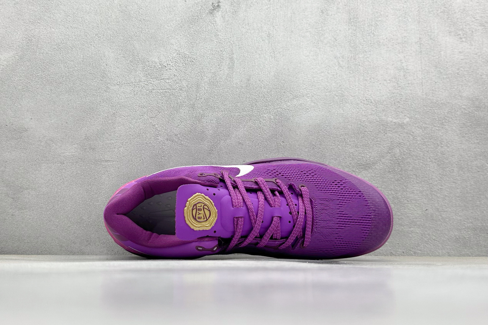 终端放店
GJR版 NIKE KOBE 8 PROTRO 科比八代
内置元年缓震气垫 原装碳板加持