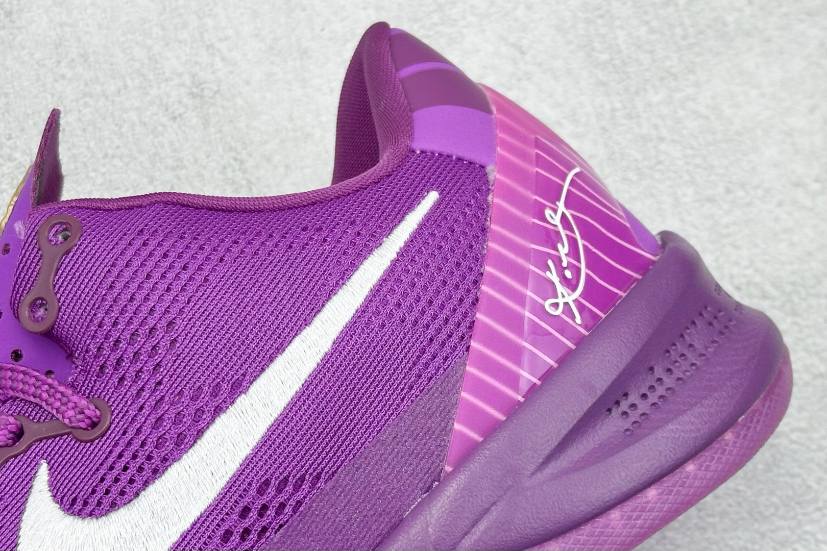 终端放店
GJR版 NIKE KOBE 8 PROTRO 科比八代
内置元年缓震气垫 原装碳板加持