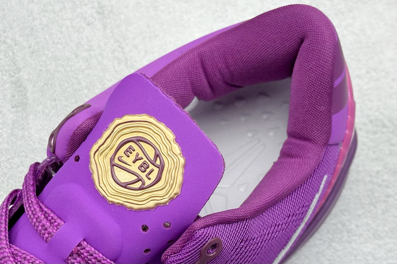 终端放店
GJR版 NIKE KOBE 8 PROTRO 科比八代
内置元年缓震气垫 原装碳板加持