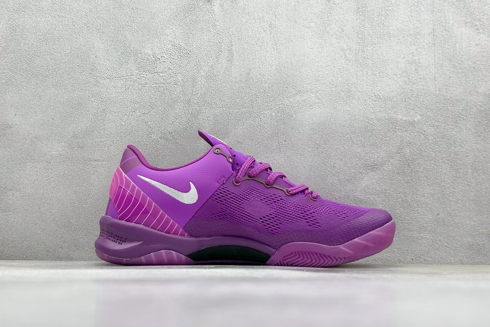 终端放店
GJR版 NIKE KOBE 8 PROTRO 科比八代
内置元年缓震气垫 原装碳板加持