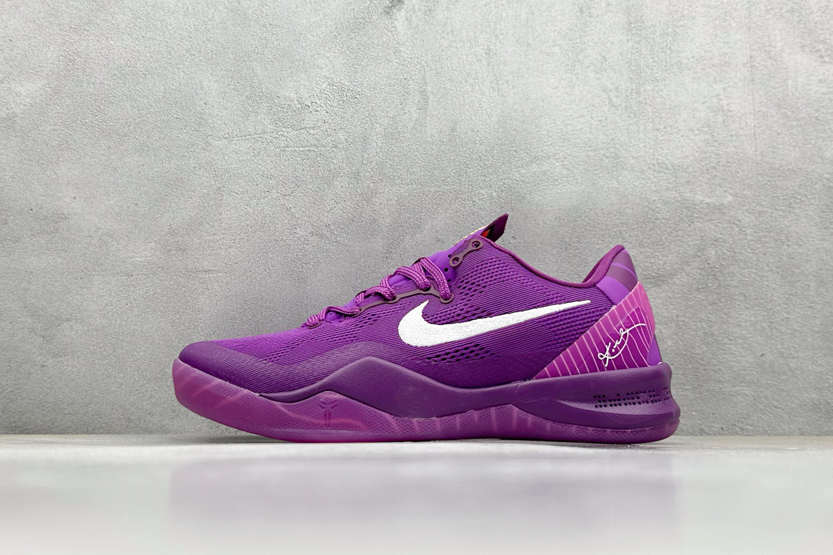 终端放店
GJR版 NIKE KOBE 8 PROTRO 科比八代
内置元年缓震气垫 原装碳板加持