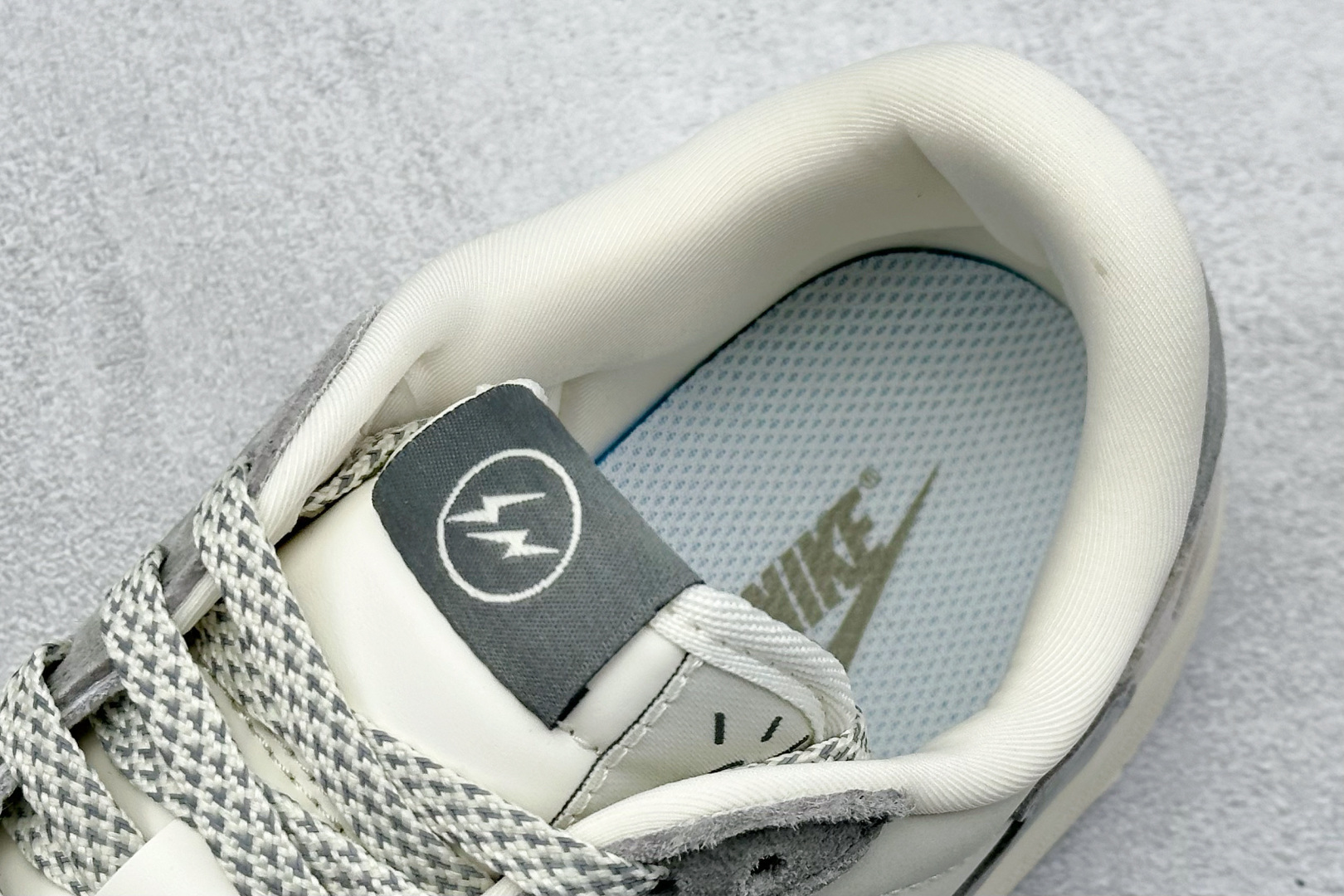 终端放店
XC版 Travis Scott x Nike Air Jordan 1 Low x Fra