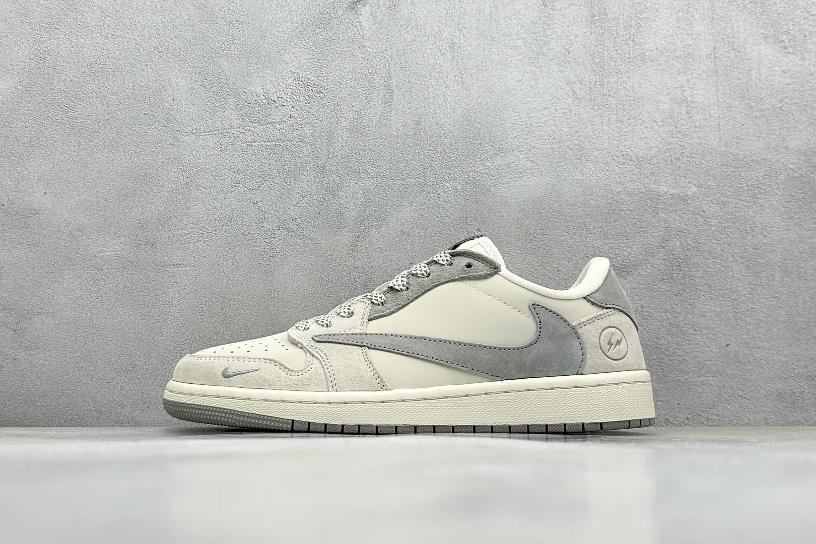 终端放店
XC版 Travis Scott x Nike Air Jordan 1 Low x Fra