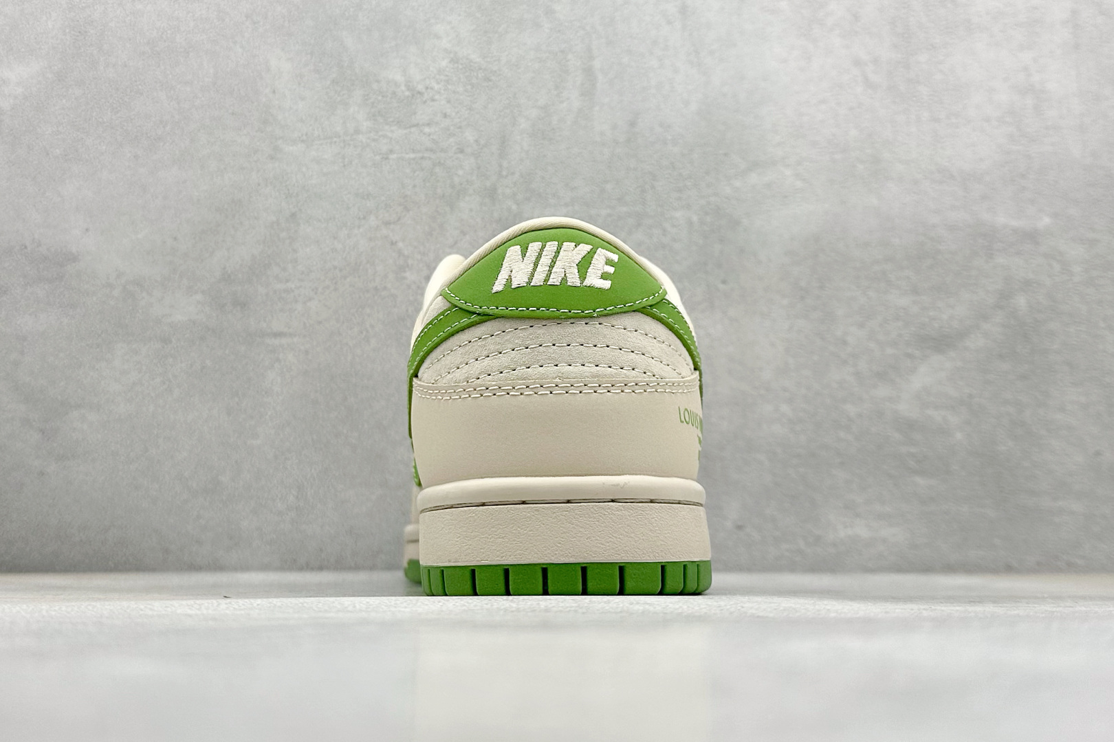  终端放店
XC版 Nk SB Dunk Low LV联名-绿野仙踪 周年高端定制 低帮休闲板鞋
#定