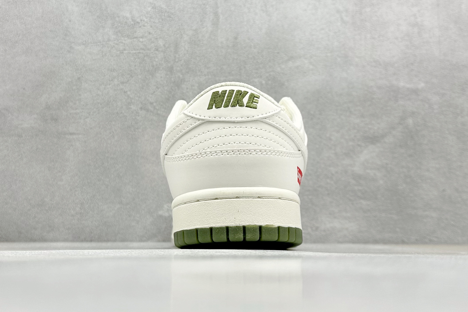  终端放店
XC版 Nike SB Dunk Low x Supreme 白绿三小钩
纯原大厂出品 极力