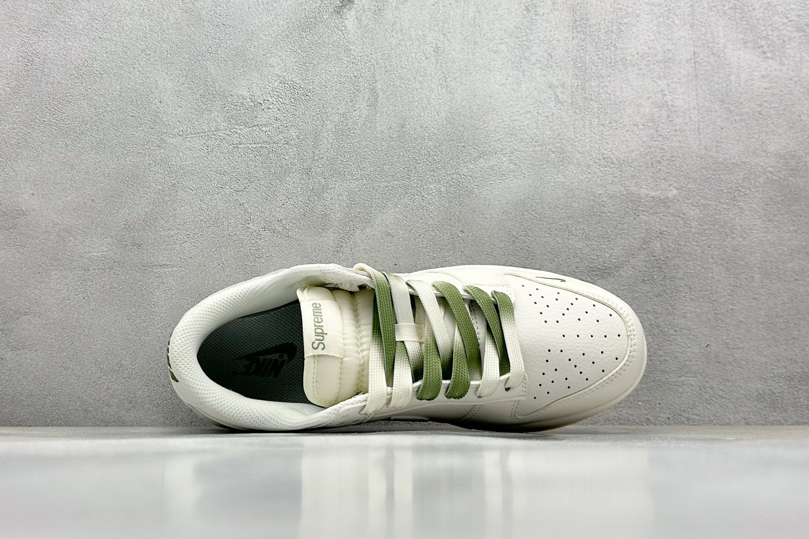  终端放店
XC版 Nike SB Dunk Low x Supreme 白绿三小钩
纯原大厂出品 极力