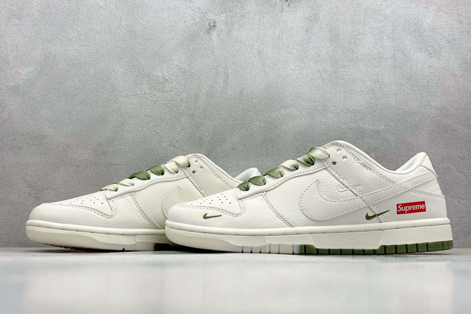  终端放店
XC版 Nike SB Dunk Low x Supreme 白绿三小钩
纯原大厂出品 极力
