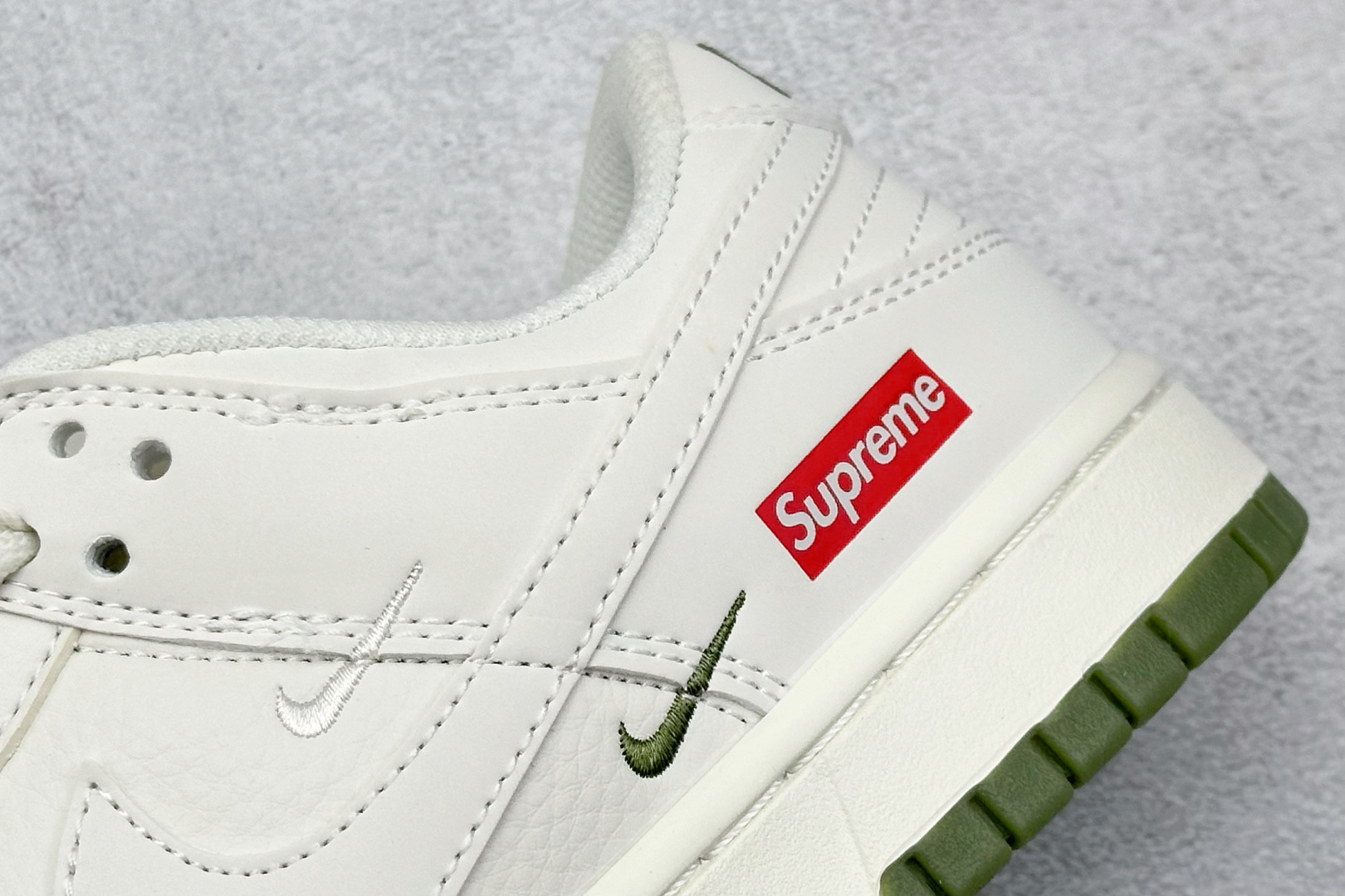  终端放店
XC版 Nike SB Dunk Low x Supreme 白绿三小钩
纯原大厂出品 极力