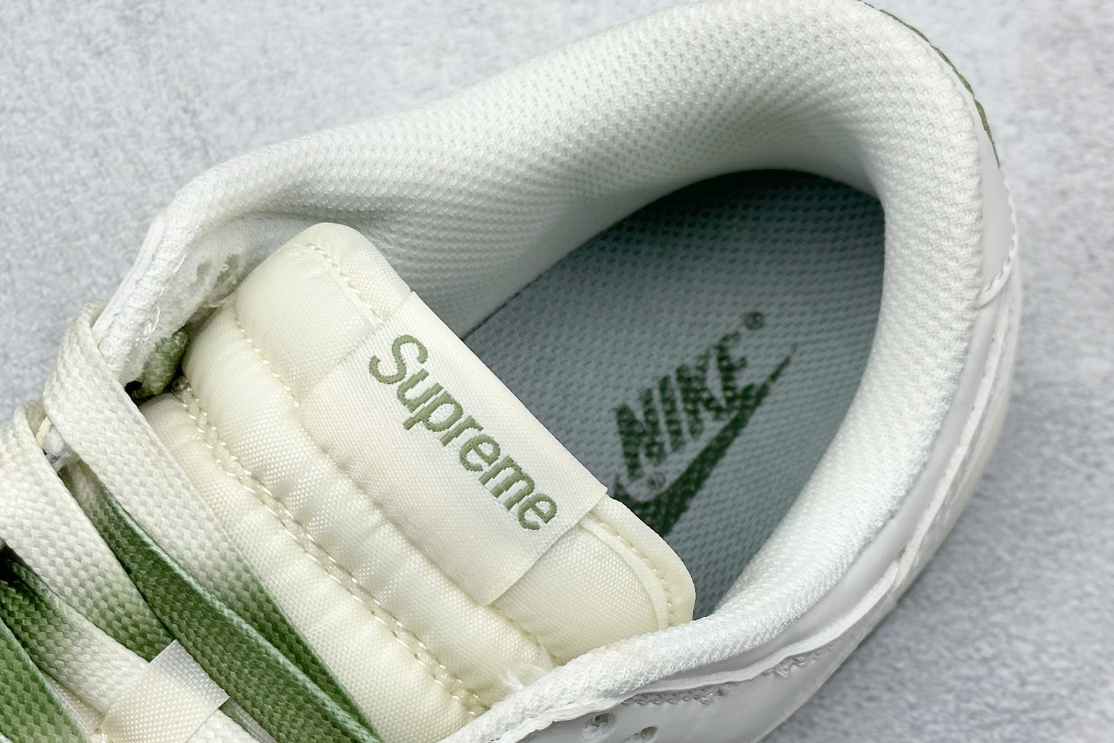  终端放店
XC版 Nike SB Dunk Low x Supreme 白绿三小钩
纯原大厂出品 极力