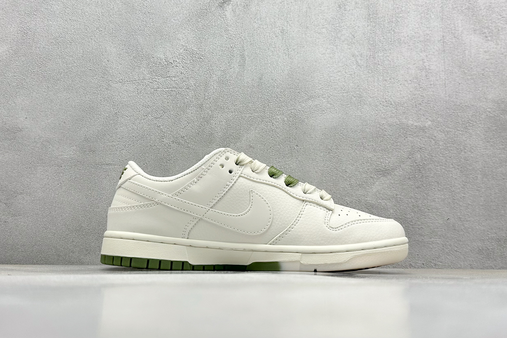  终端放店
XC版 Nike SB Dunk Low x Supreme 白绿三小钩
纯原大厂出品 极力