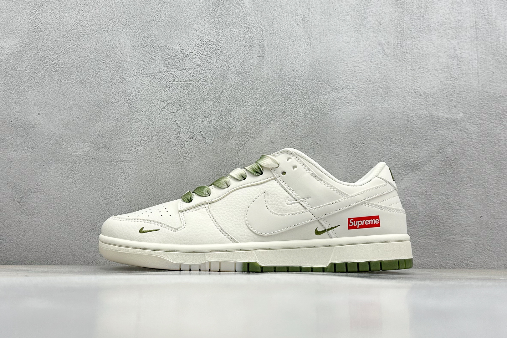  终端放店
XC版 Nike SB Dunk Low x Supreme 白绿三小钩
纯原大厂出品 极力