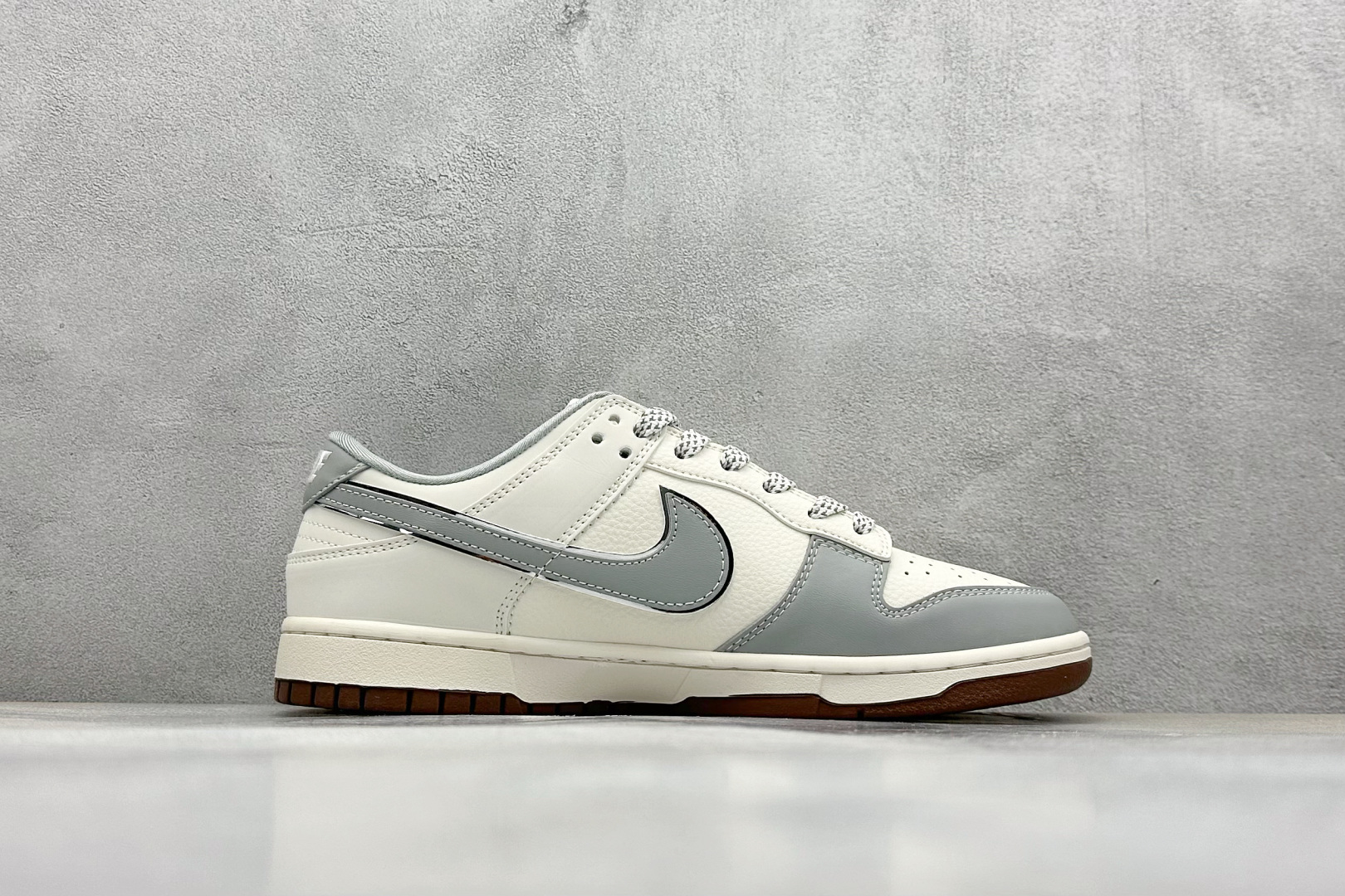  终端放店
XC版 Nike SB Dunk Low Bape联名 米灰棕底 周年高端定制 低帮休闲板鞋
