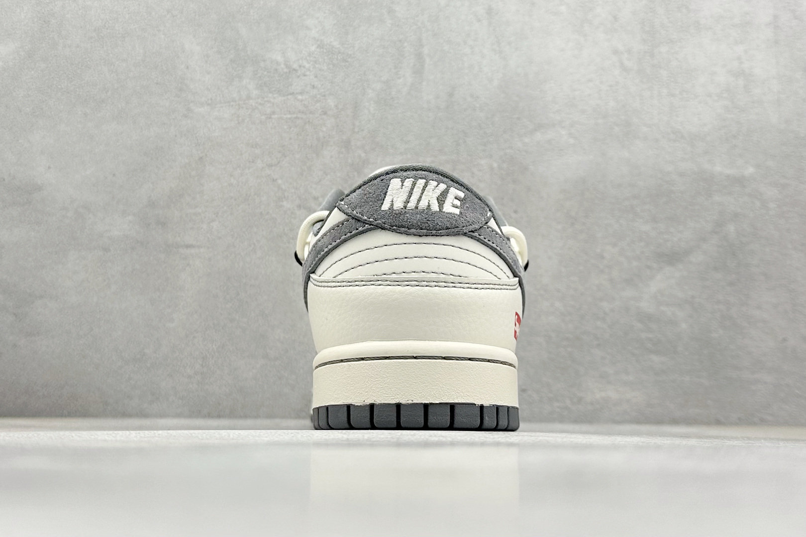  终端放店
XC版 Nike SB Dunk Low Sup系列 绑带米白灰勾 周年高端定制 低帮休闲板