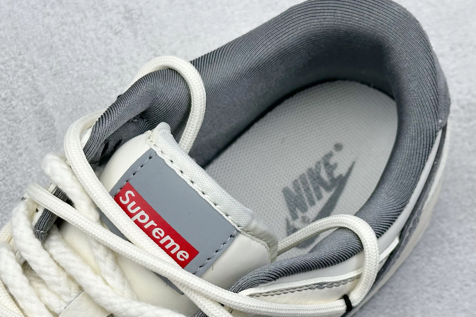  终端放店
XC版 Nike SB Dunk Low Sup系列 绑带米白灰勾 周年高端定制 低帮休闲板