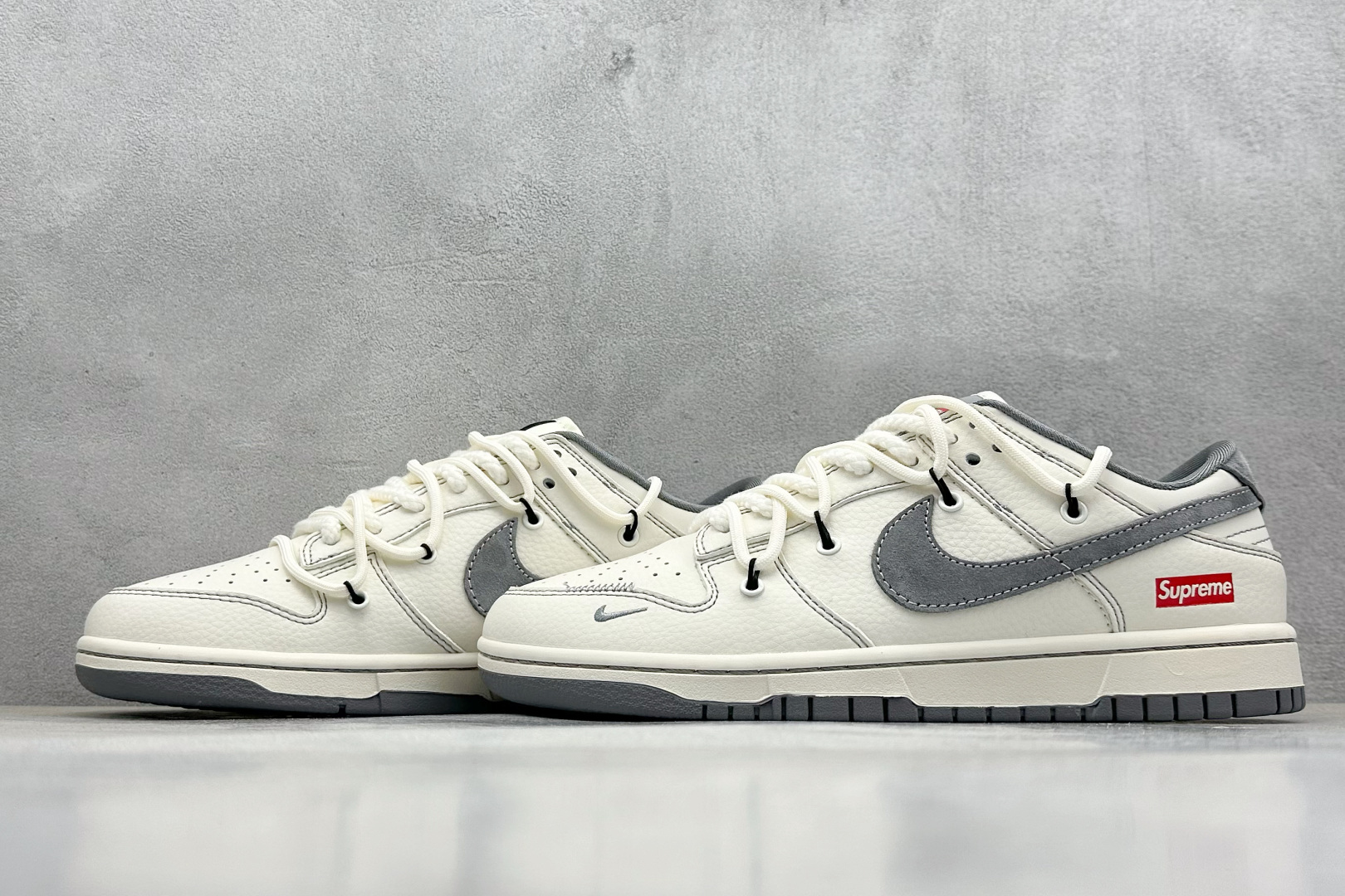  终端放店
XC版 Nike SB Dunk Low Sup系列 绑带米白灰勾 周年高端定制 低帮休闲板