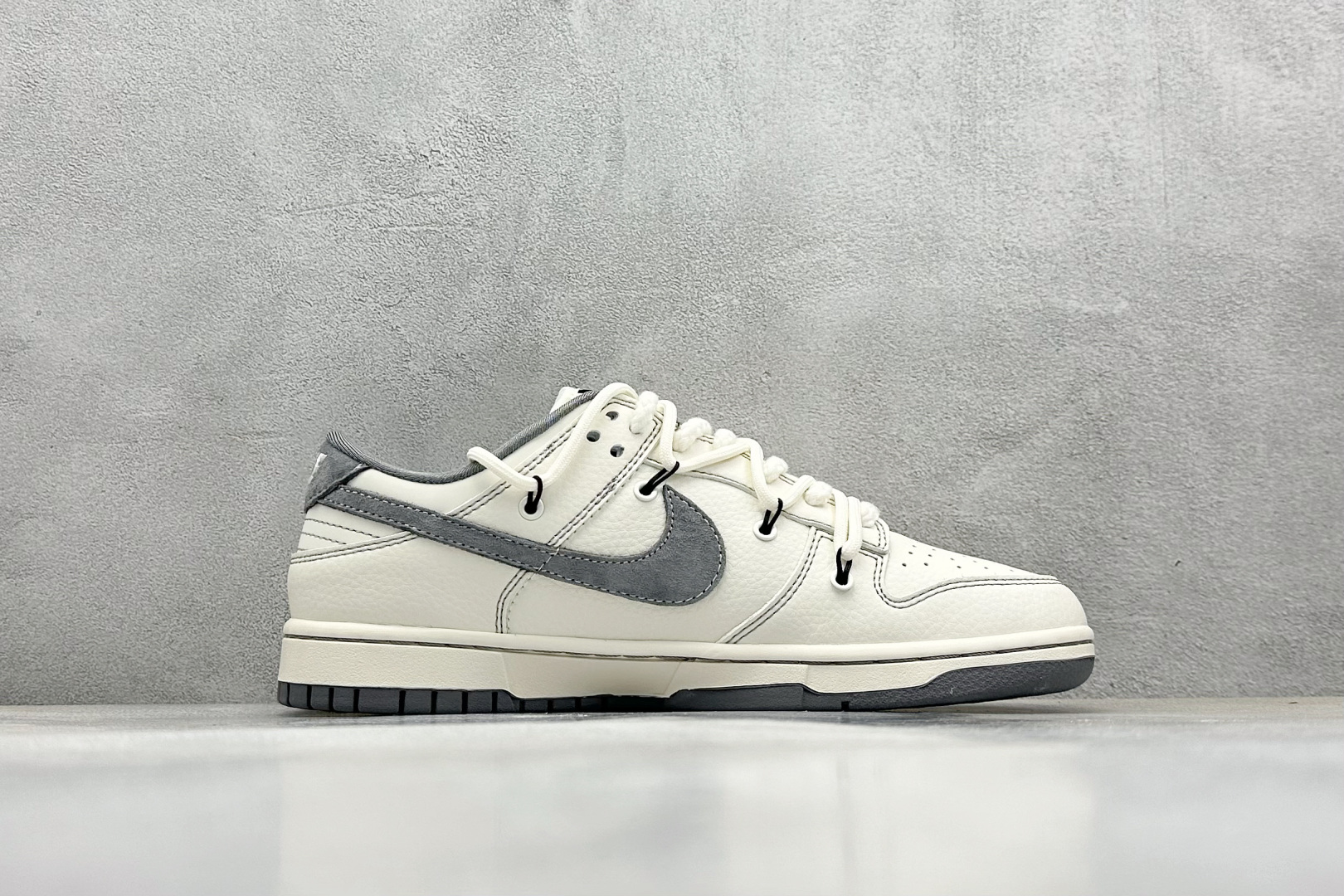  终端放店
XC版 Nike SB Dunk Low Sup系列 绑带米白灰勾 周年高端定制 低帮休闲板