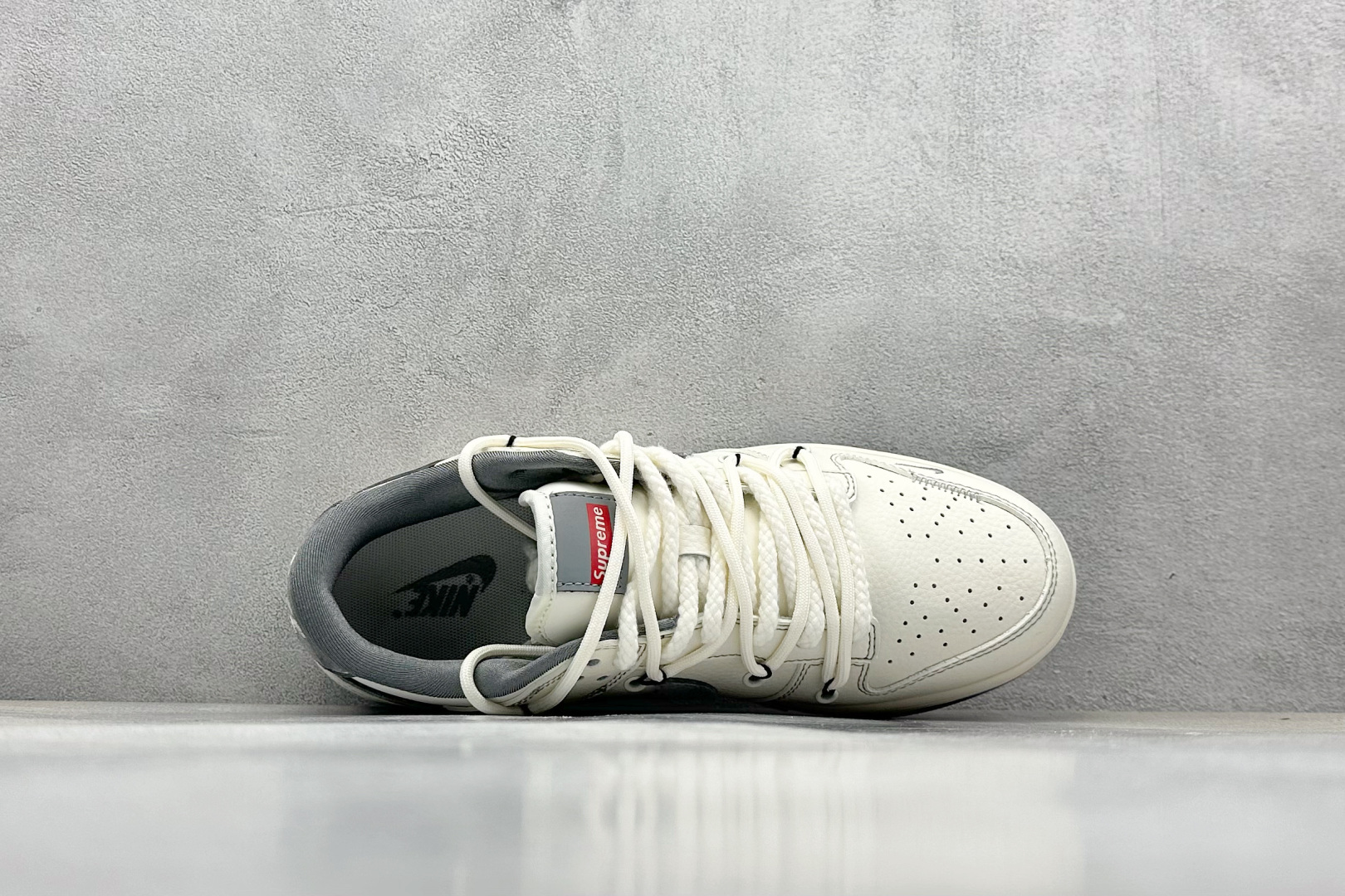  终端放店
XC版 Nike SB Dunk Low Sup系列 绑带米白灰勾 周年高端定制 低帮休闲板
