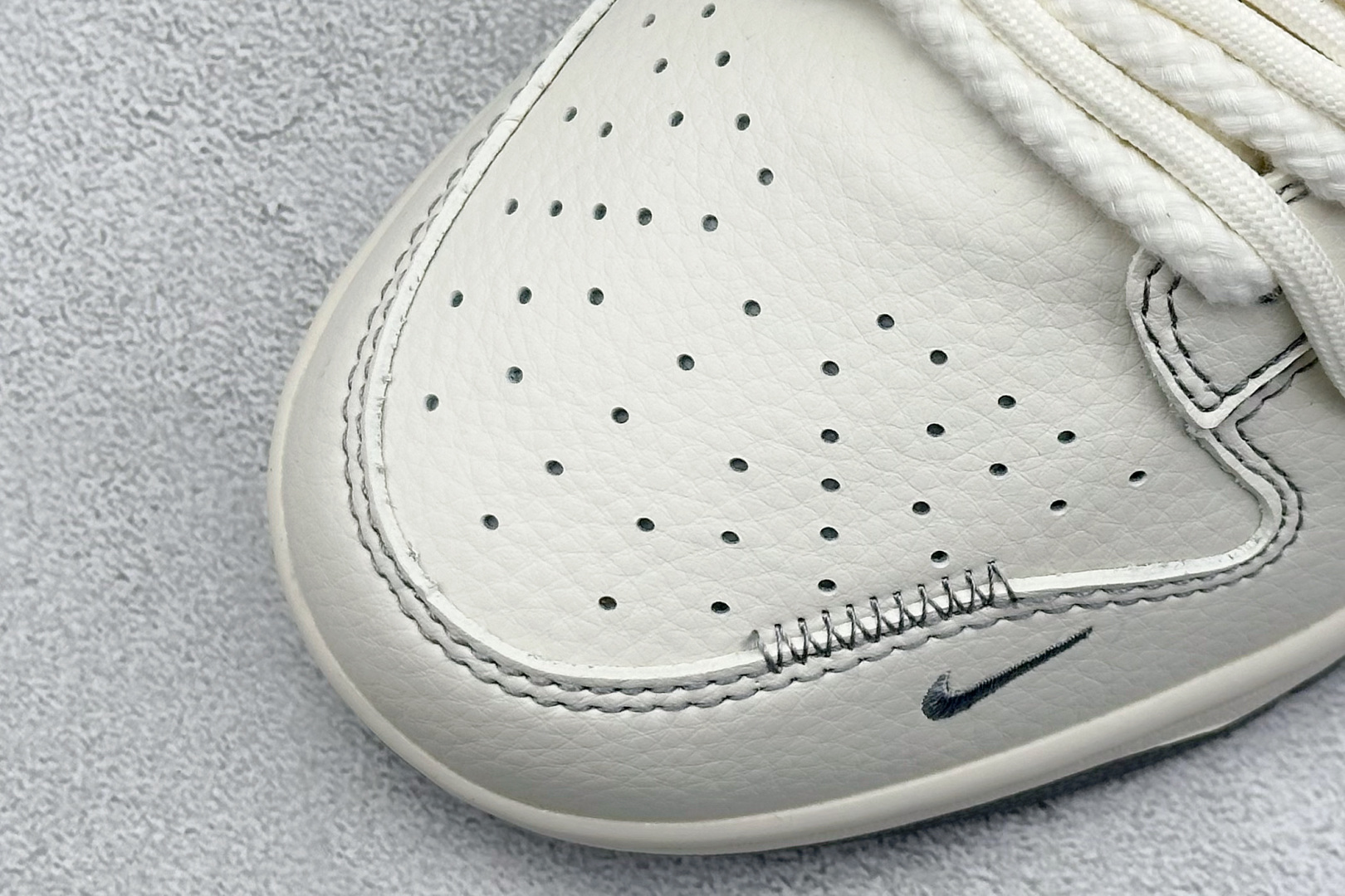  终端放店
XC版 Nike SB Dunk Low Sup系列 绑带米白灰勾 周年高端定制 低帮休闲板