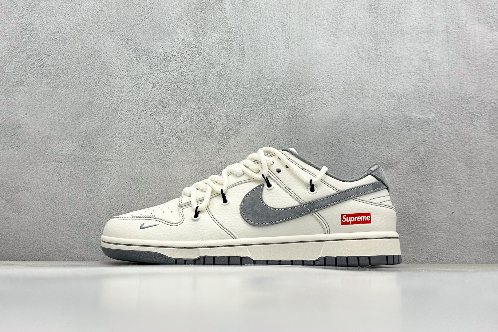  终端放店
XC版 Nike SB Dunk Low Sup系列 绑带米白灰勾 周年高端定制 低帮休闲板