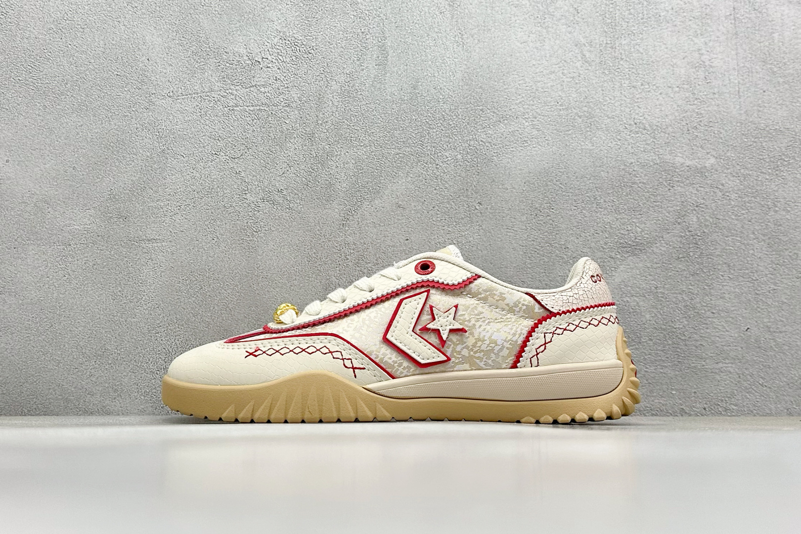 Converse Run Star Trainer
匡威蛇年限定 防滑耐磨德训鞋
鞋面采用多种材质
