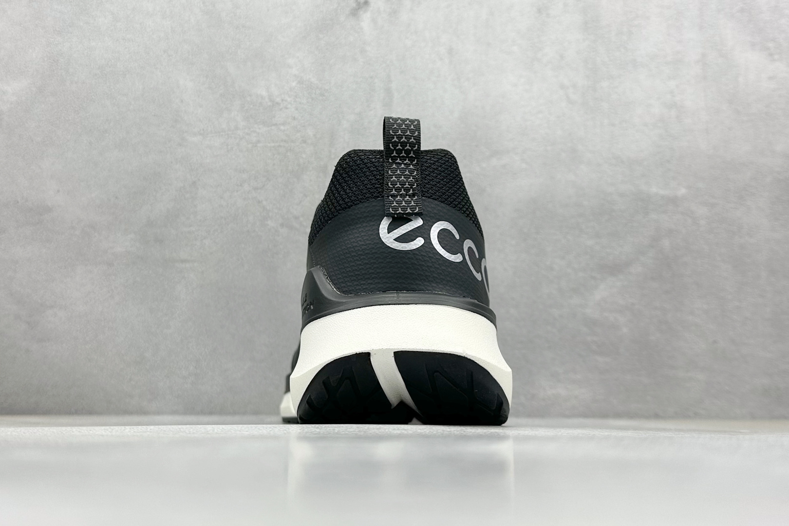  
ECCO爱步登山鞋男款 
舒适户外运动越野跑鞋健步BIOMC踪迹系列 
多种材质拼接鞋面 脚感舒适出