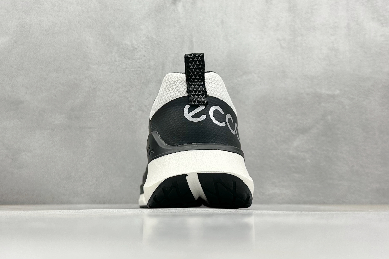  
ECCO爱步登山鞋男款 
舒适户外运动越野跑鞋健步BIOMC踪迹系列 
多种材质拼接鞋面 脚感舒适出