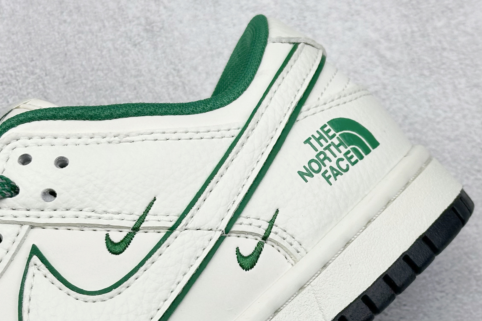  
Nike SB Dunk Low x The North Face 白绿三小钩
纯原大厂出品 极力推
