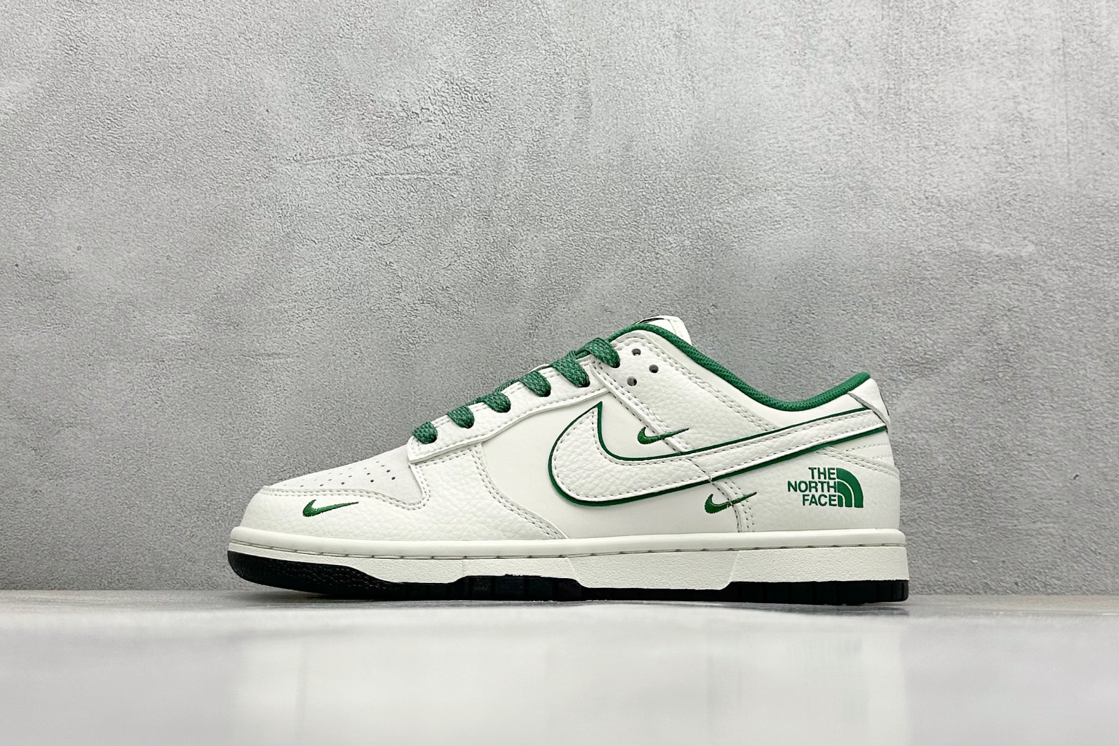  
Nike SB Dunk Low x The North Face 白绿三小钩
纯原大厂出品 极力推