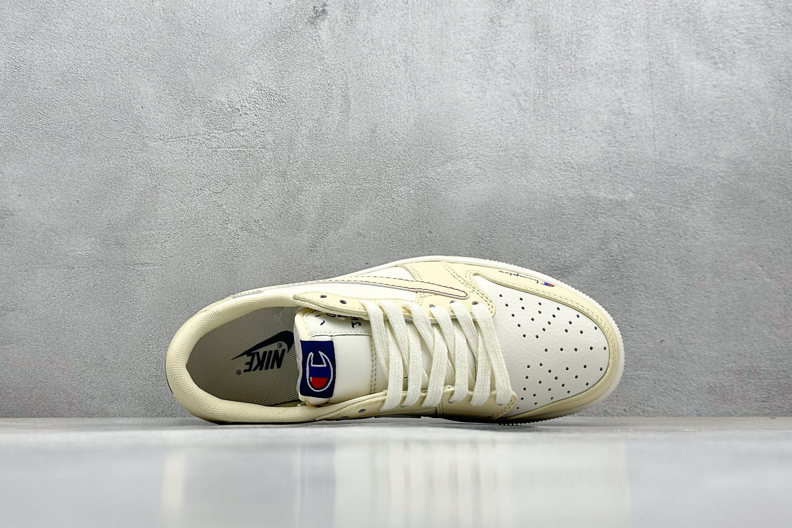 Fragment x Travis Scott x 冠军
Air Jordan 1 Low 三方联名