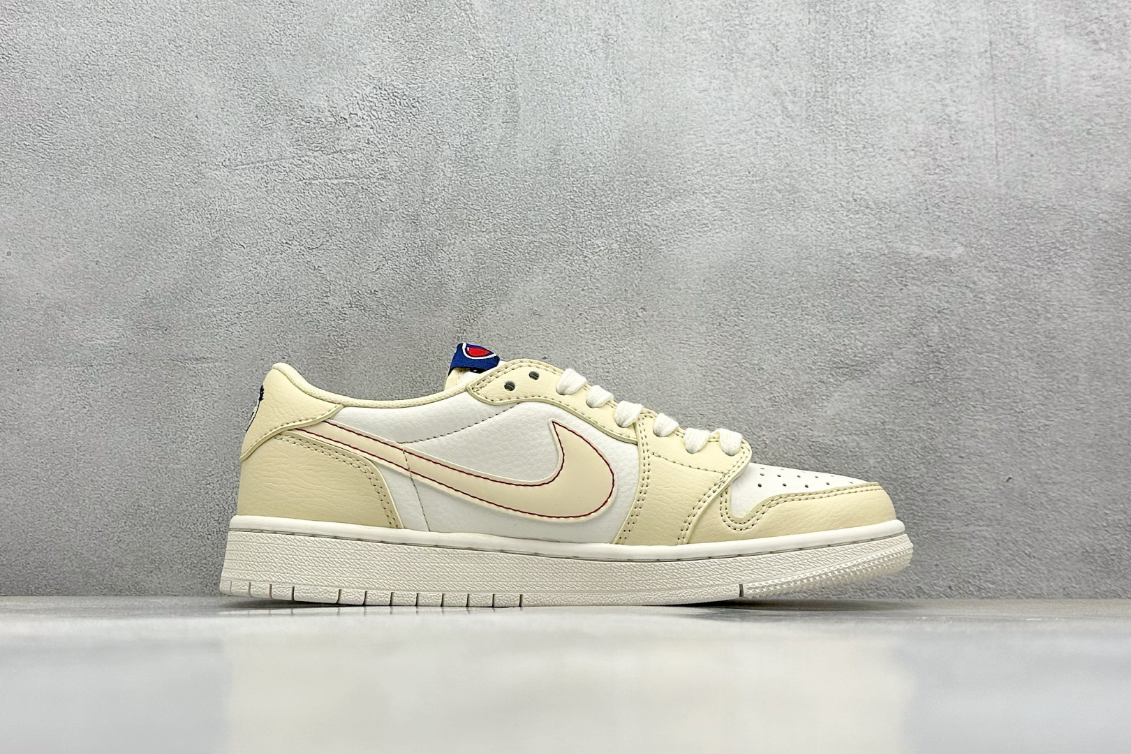Fragment x Travis Scott x 冠军
Air Jordan 1 Low 三方联名