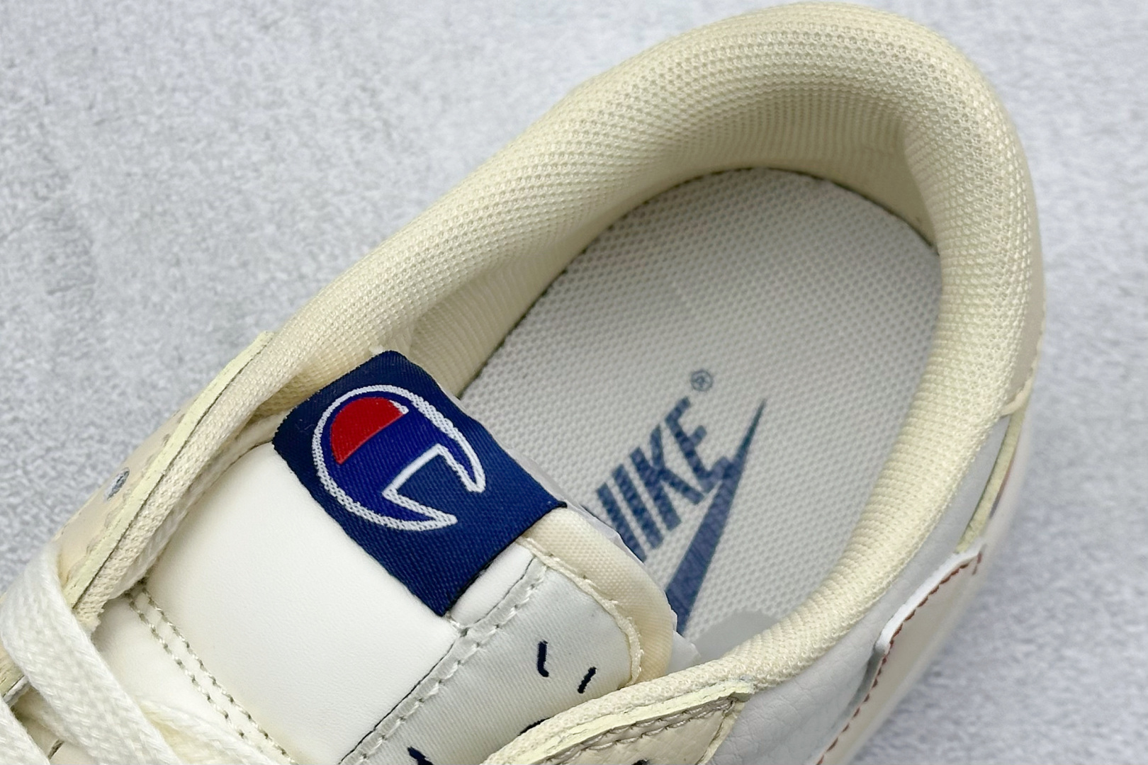 Fragment x Travis Scott x 冠军
Air Jordan 1 Low 三方联名