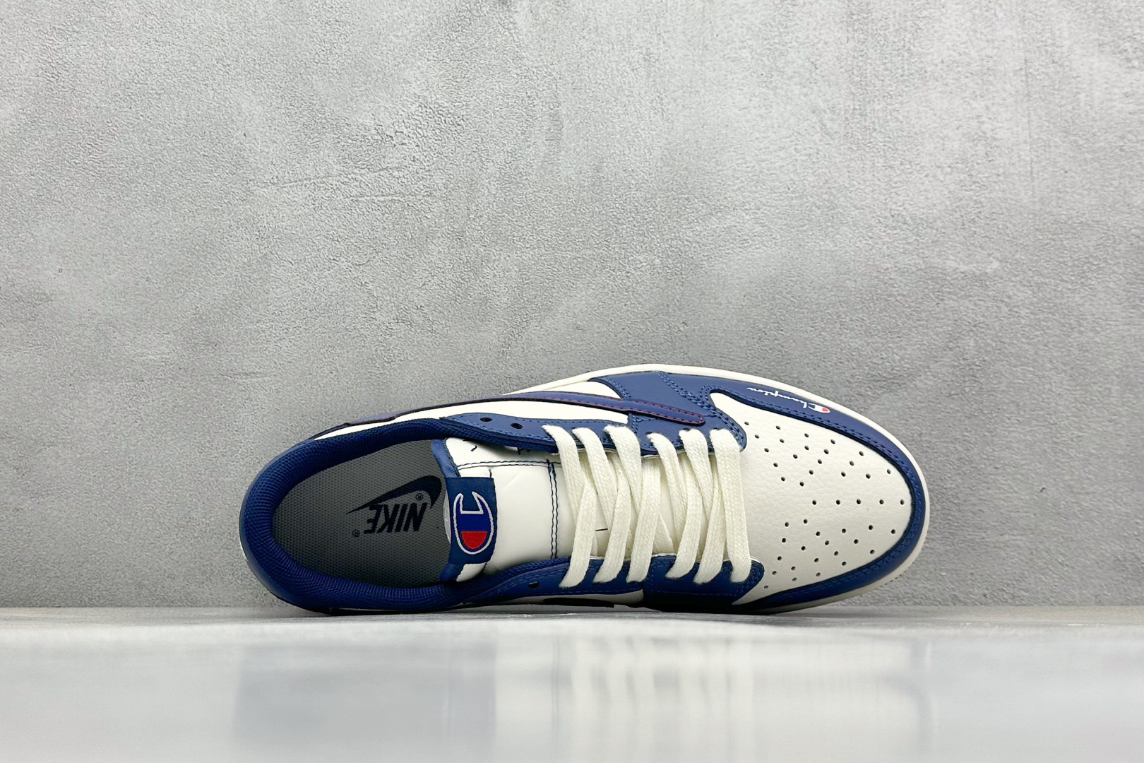 Fragment x Travis Scott x 冠军
Air Jordan 1 Low 三方联名