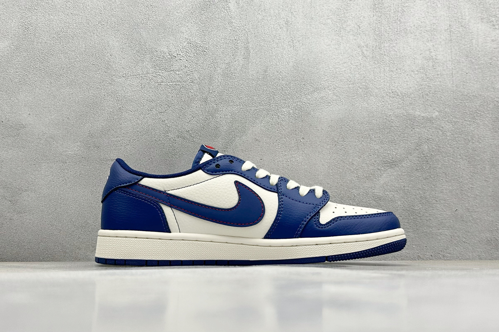 Fragment x Travis Scott x 冠军
Air Jordan 1 Low 三方联名