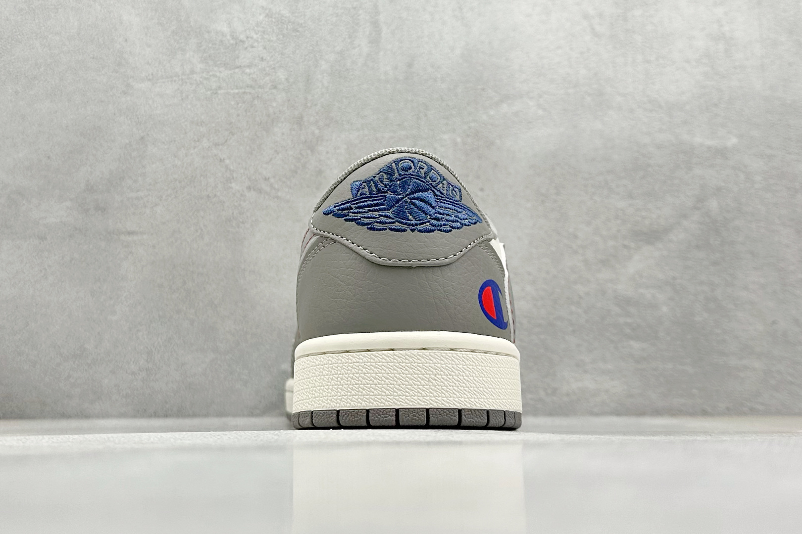 Fragment x Travis Scott x 冠军
Air Jordan 1 Low 三方联名