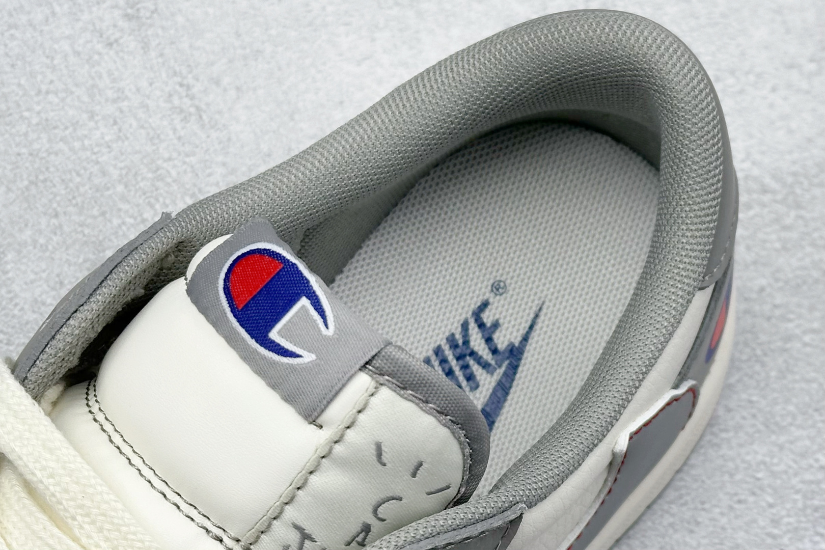 Fragment x Travis Scott x 冠军
Air Jordan 1 Low 三方联名