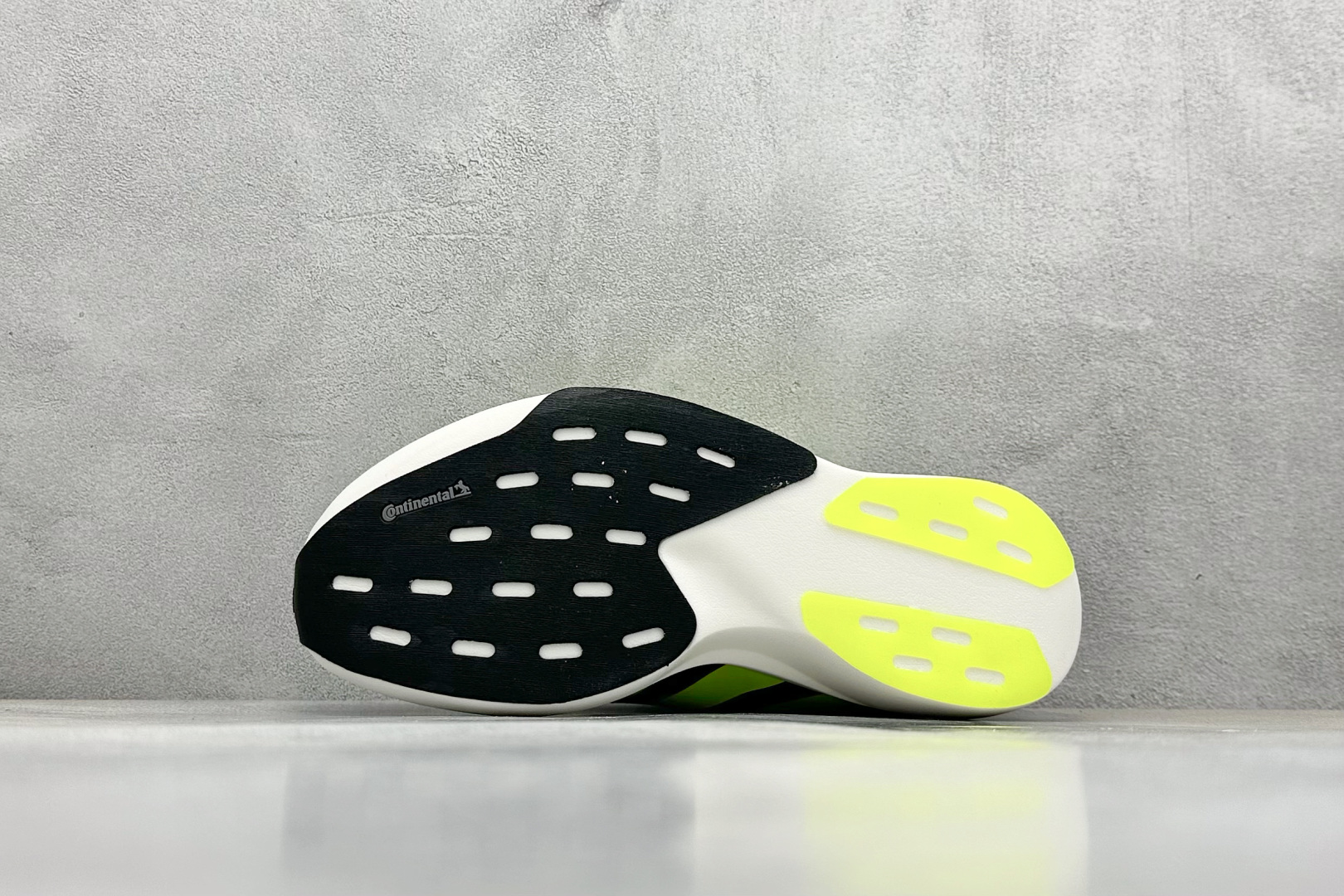  
RS版 Adidas Adizero Evo SL
阿迪超轻透气缓震跑鞋
整体外观造型与adiZe