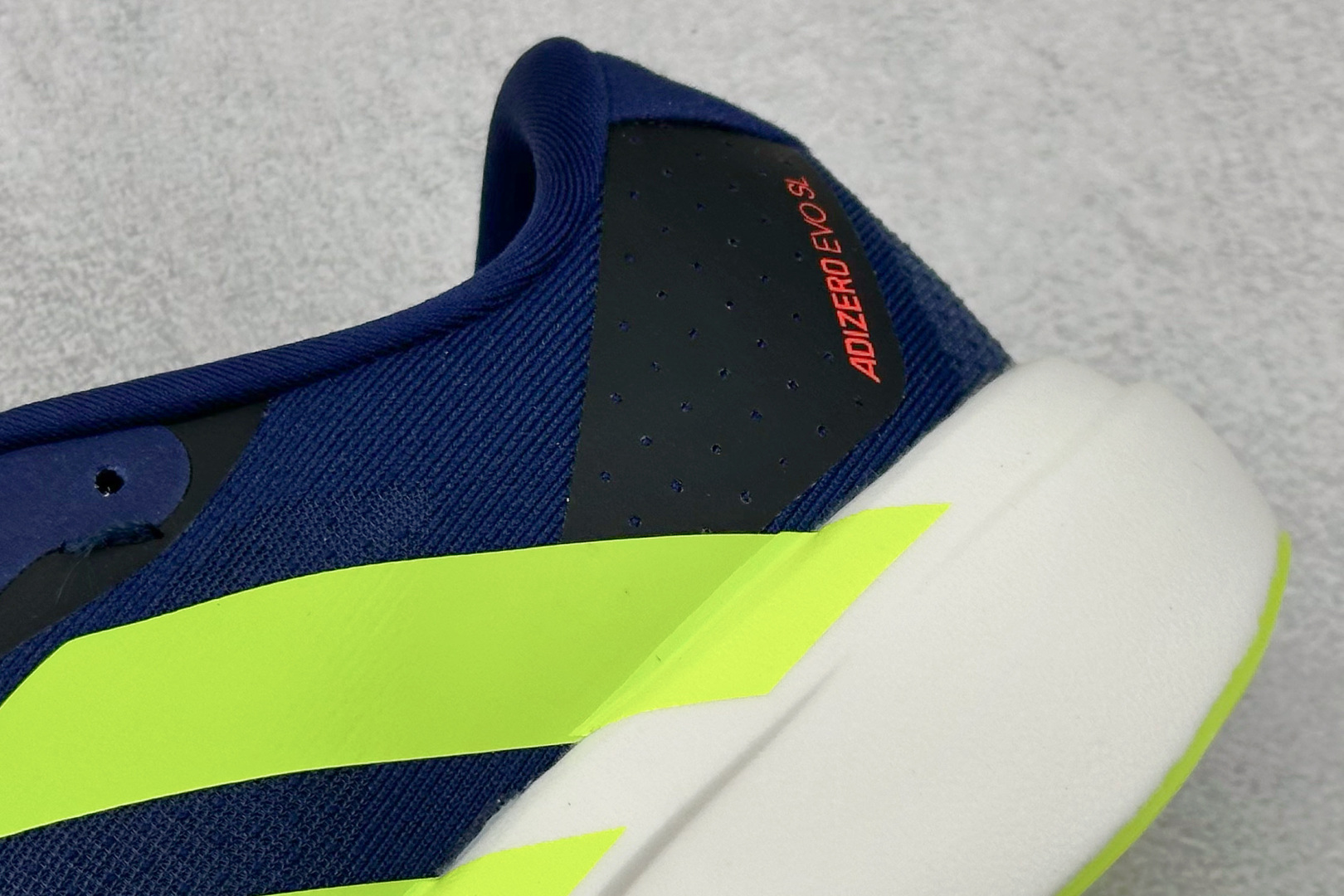  
RS版 Adidas Adizero Evo SL
阿迪超轻透气缓震跑鞋
整体外观造型与adiZe